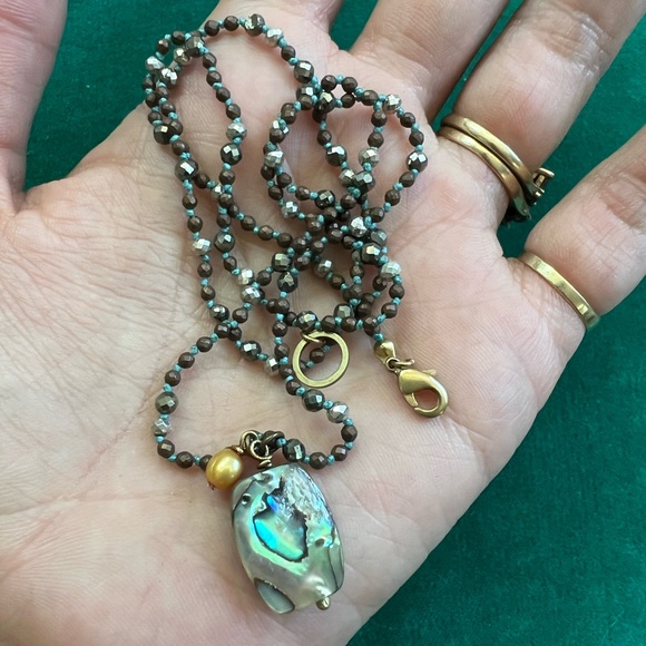 Handmade hand knotted little gemstone necklace with abalone pearl charm - Picture 2 of 8